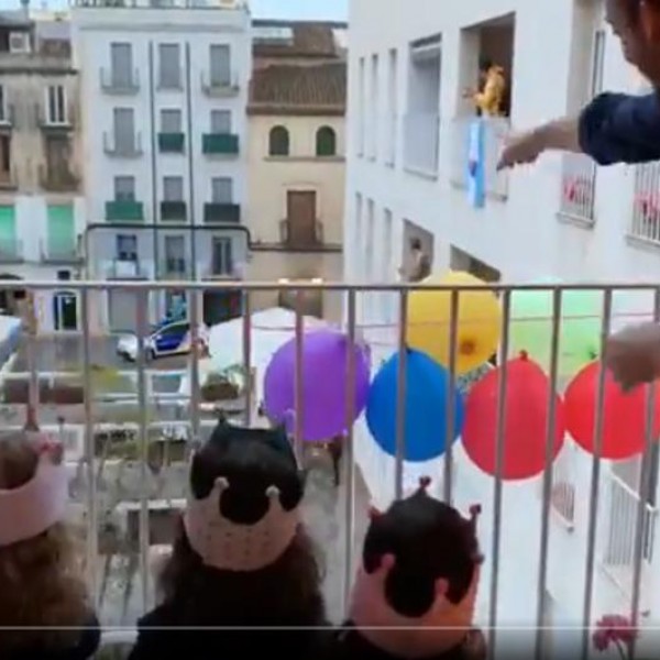 (ВИДЕО) Како полицијата во Шпанија им честита роденден на децата кои се во самоизолација?