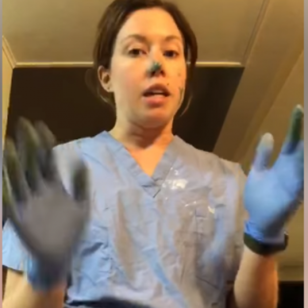 (ВИДЕО) Mедицинска сестра демонстрира зошто ракавици не ве штитат од коронавирус