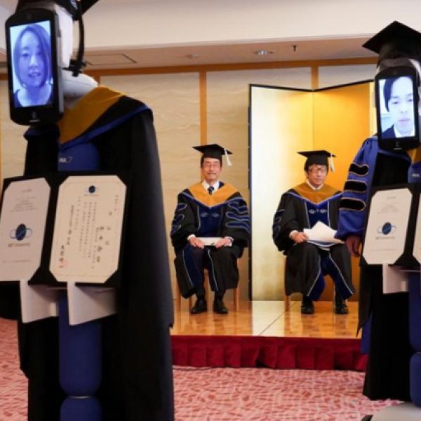 Роботи наместо студенти: Како се одржува свеченоста по повод дипломирањето во време на пандемијата
