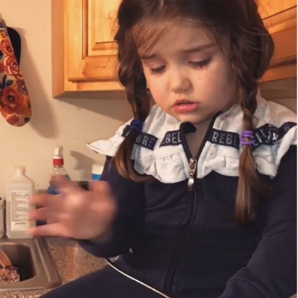 (ВИДЕО) Го „полуде“ Интернетот: 3 - годишната Николија ја обожаваат сите
