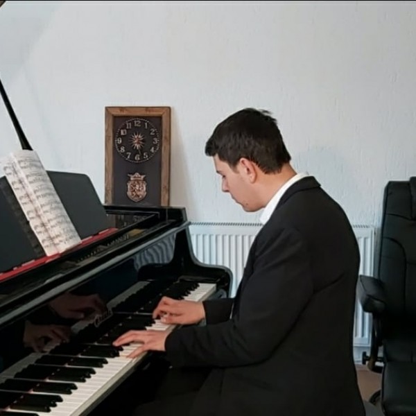 Пијанистот Хоровиц му е идол: Интервју со Кристијан Васев, делчевчанецот за кој светот допрво ќе слуша