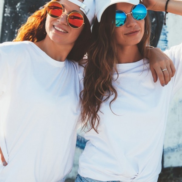 Белата маичка не мора да биде здодевна: 5 кул и тренди совети како да ја комбинирате