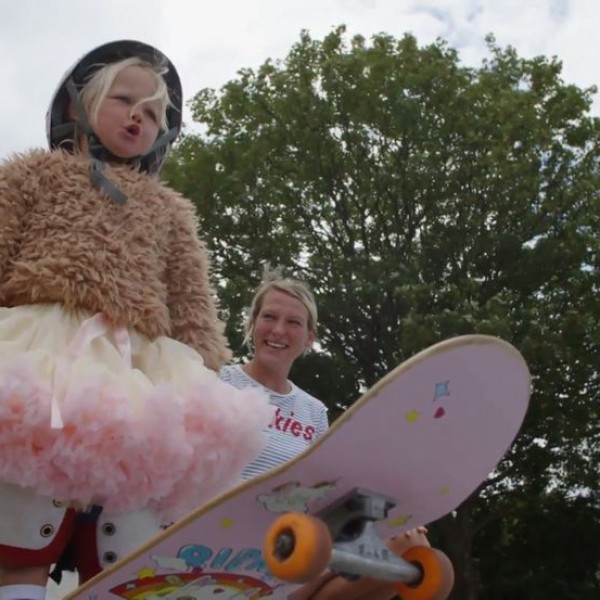 Запознајте ја принцезата на скејтборд: Тригодишното девојче е чудо од дете