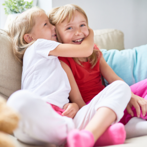 Оние кои имаат сестра се посреќни луѓе: Најновата студија го потврди ова