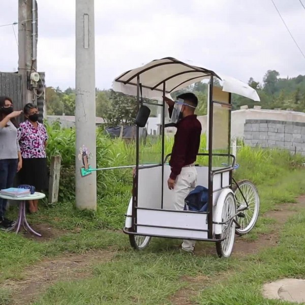 Посветеност во најтешки околности: Учител со трицикл оди во селата без Интернет за да предава