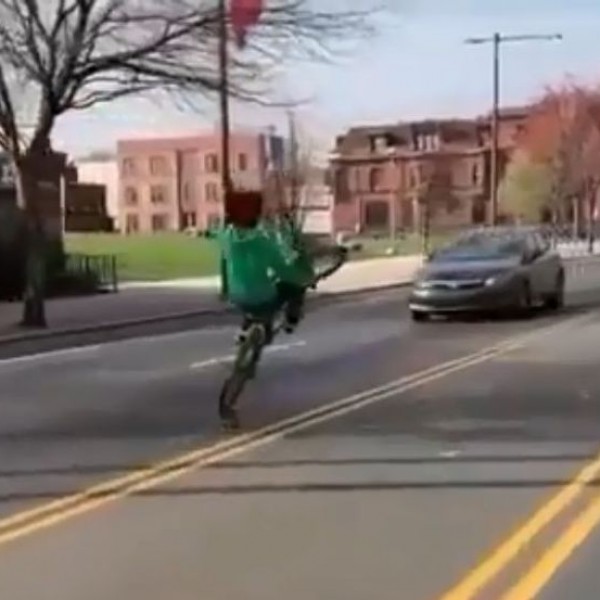 Сè за лајк повеќе: Возат велосипед на едно тркало и ги „напаѓаат“ автомобилите