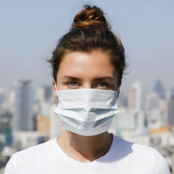 Носењето на заштитни маски и кожата: Како да го спречите „нередот“ на лицето во летните денови?