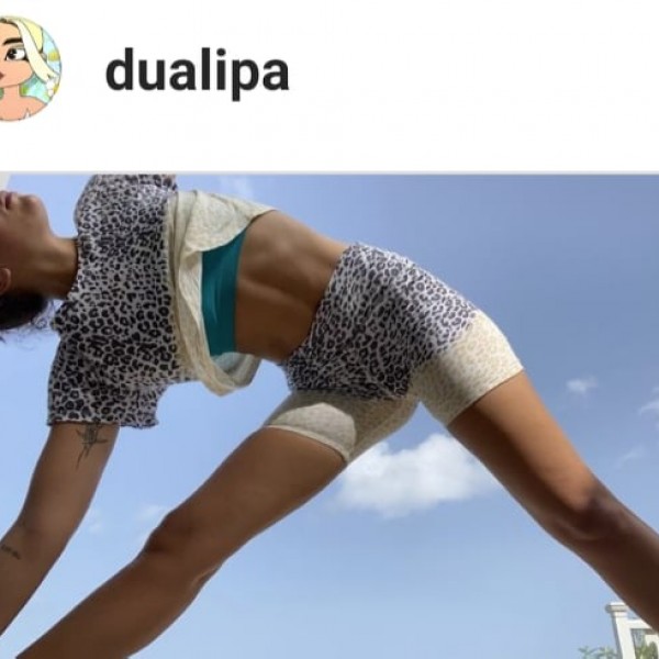 (ВИДЕО) Вежбаме заедно: Утринско истегнување со Дуа Липа