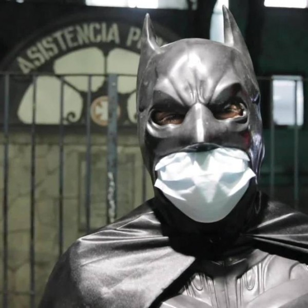 ВИСТИНСКИ ХЕРОЈ: На улиците се појави Бетмен - секако за да им помогне на луѓето