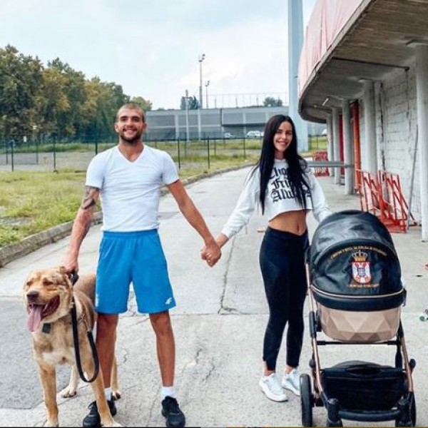 Вељко Ражнатовиќ објави интимна фотка од домот во Тител: Бремената Богдана и малиот Жељко се во прв план (ФОТО)