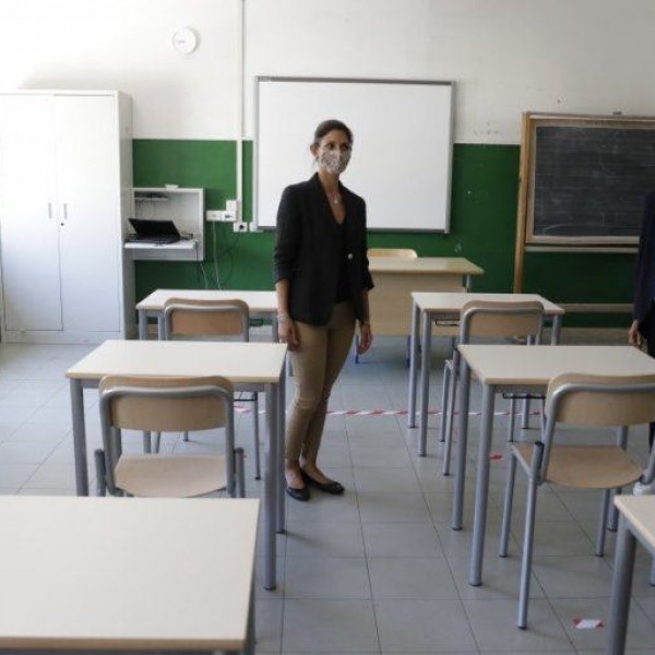 Училишното ѕвонче заѕвони во 12 региони во Италија: Во останатите области почетокот на учебната година е одложен