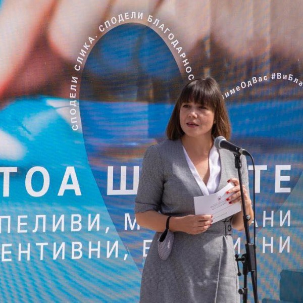 Вие сте наша национална сила и гордост: Министерката Царовска со емотивен статус за наставниците