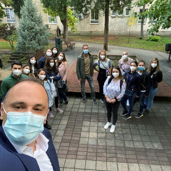 Спремни да помагаат: Студенти по медицина се вклчуваат на фронтот во битката против Ковид-19
