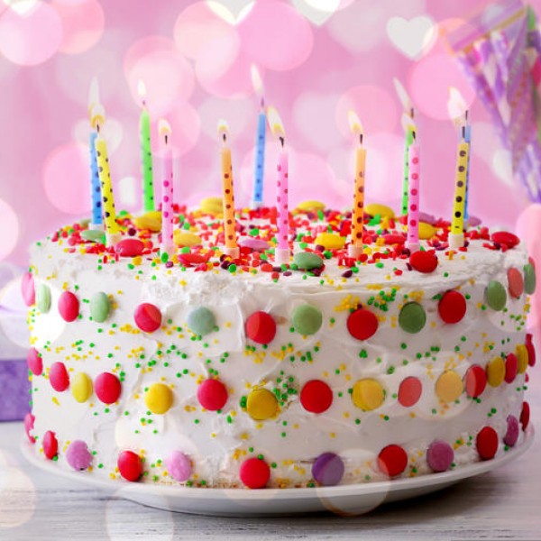 Слатката историја на роденденските торти и дувањето на свеќи: Од каде потекнува обичајот?