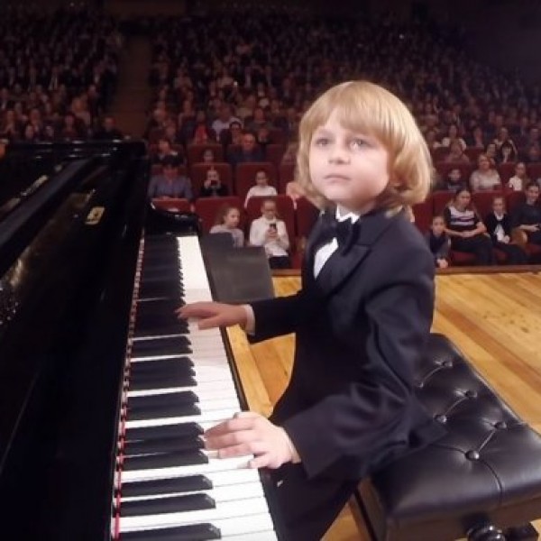 Малиот Русин едвај се качува на столчето, а неговите настапи останаат без здив: Зошто го викаат Моцарт на 21 век?