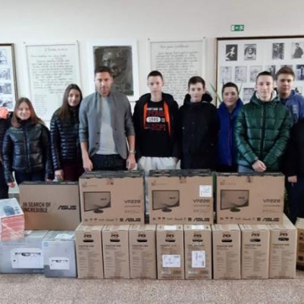 Не ги заборава корените: Душко Тошиќ со донација за училиштето во родното село
