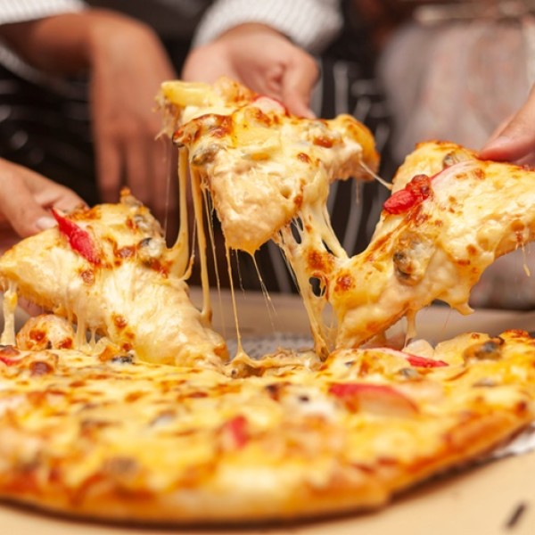 Математиката има одговор: Прашањето кое сите нѐ мачи - Да нарачаме мала или голема пица?