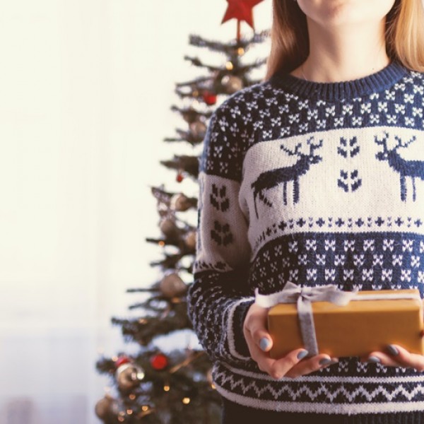 Божиќни џемпери се голем хит секоја години: 5 кои се сѐ, само грди не