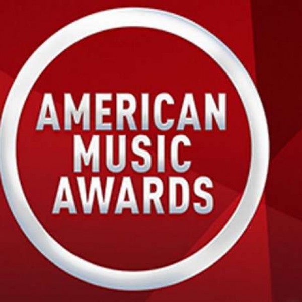 Американски музички награди: Тејлор Свифт уметник на годината, Ариана ништо!