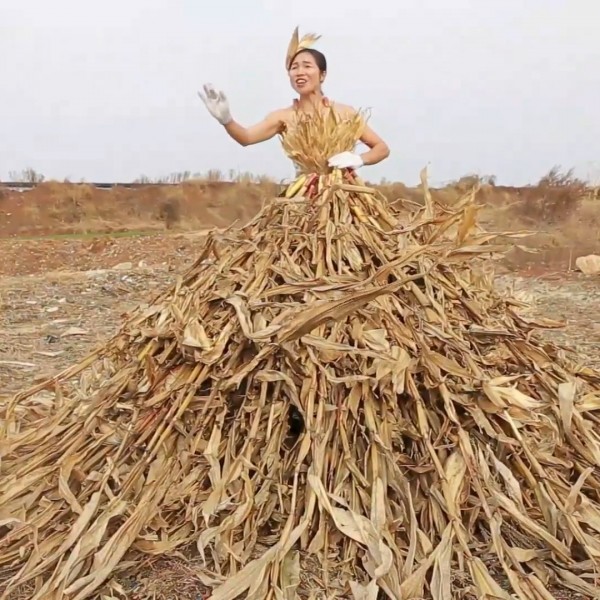 Висока мода на селски начин: Таа прави фустани од природни материјали од нива