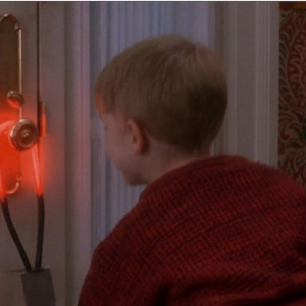 Легендарна сцена: Дали знаете за што служи предметот со кој Кевин ја загреа кваката во филмот „Сам дома“?