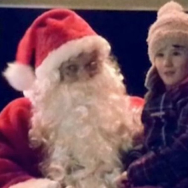 Ова е вистински Дедо Мраз: Научил знаковен јазик и воодушевил глуво девојче