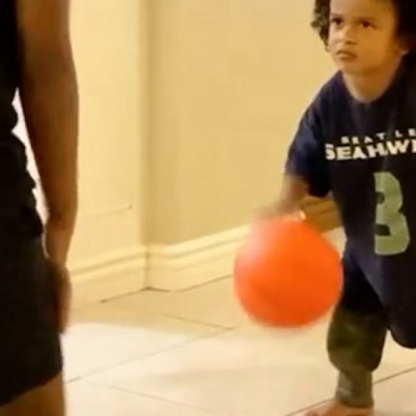 Дали ова е новиот Мајкл Џордан: Ова 2 - годишно момче домира во баскет