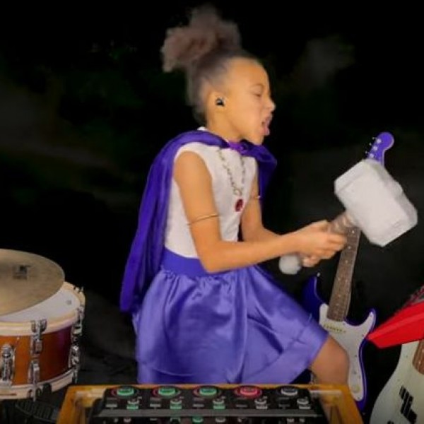 Таа е цел бенд: 10 - годишно девојче со неверојатна изведба на песна од „Лед Цепелин“