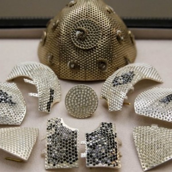 Најлуксузната заштитна маска на светот: Направена е од злато и дијаманти, а од цената ќе ви се заврши во глава