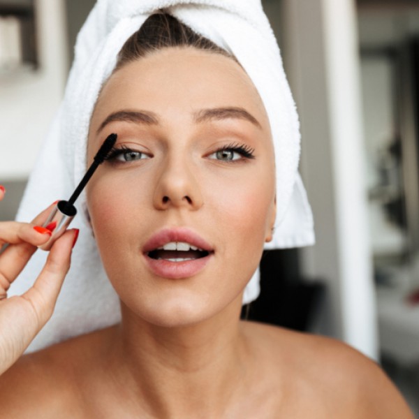 Новиот тренд во шминкањето ги збунува луѓето: Намерно се нагласува нешто што досега го криевме