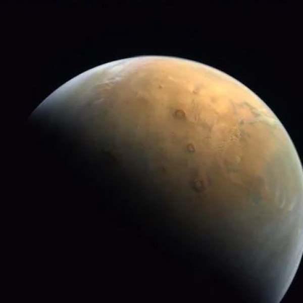 Спектакуларна глетка: Арапската „Надеж“ воодушеви со првите фотографии од Марс