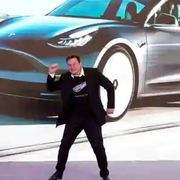 Следните Тесла автомобили ќе лебдат еден метар над земја: Илон Маск ги изненади сите