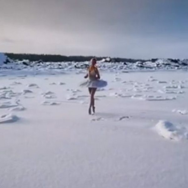 Околу неа има само снег и мраз: Руска балерина играше сцена од „Лебедово езеро“ -15