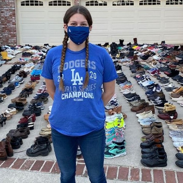 На 12 години им одржа лекција на многумина: Девојче собра 30.000 пара чевли за да ги донира на бездомници