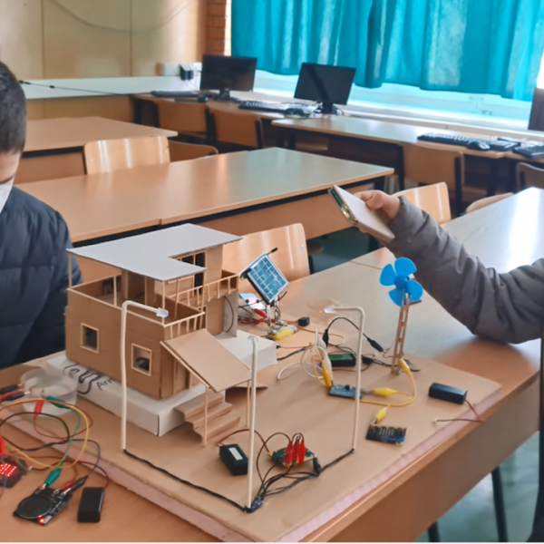 Учениците од училиштето „Ацо Шопов“ од Бутел, Скопје, дизајнираа прототип за користење обновлива енергија во нашите домови