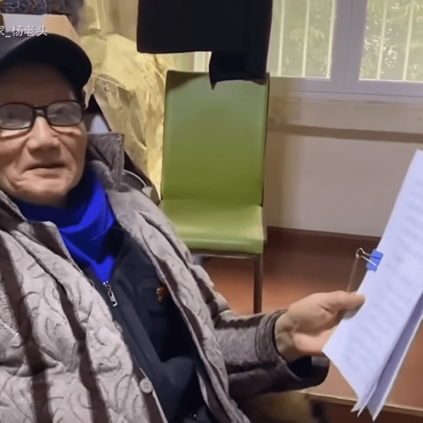 Дедо гејмер: Има 86 години и ги превртува игрите во буквална смисла на зборот