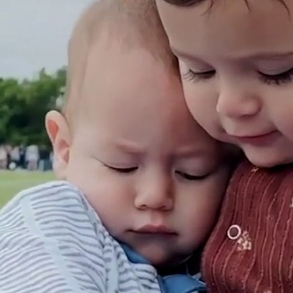 Другари од пелени: Емотивна средба на бебиња кои се прегрнуваат како да се возрасни момци