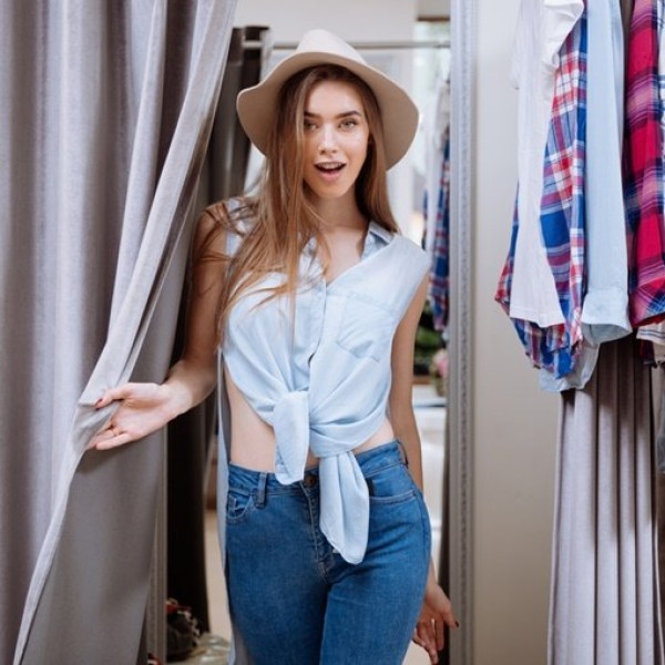 Девојките во кабините за пресоблекување: 9 работи кои секогаш ги прават кога пробуваат облека