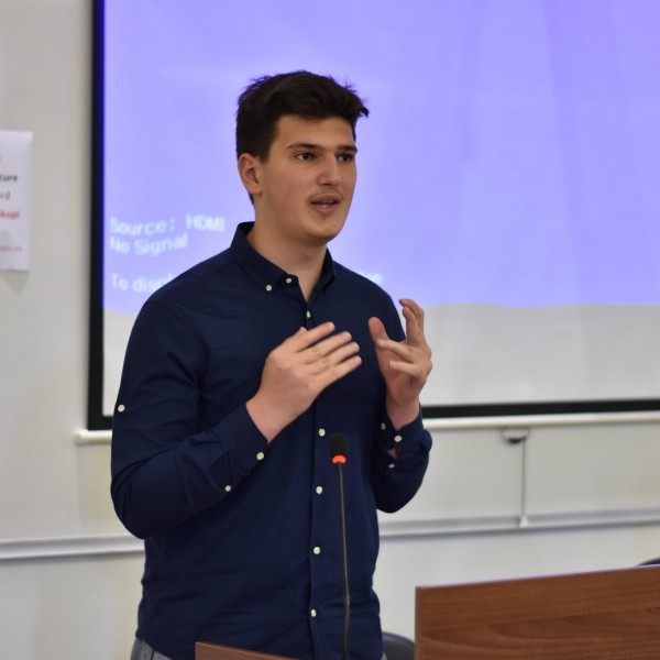 Мора да престане наплаќањето на свидетелствата: Лука Павиќевиќ, новиот претседател на Сојузот на средношколци за Хаштаг