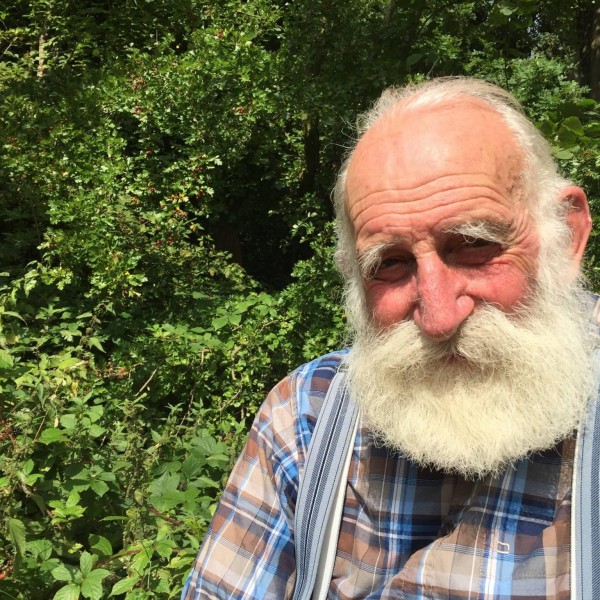Овој дедо бил фармер, а на 84 години станал јутјубер кој го следат илјадници луѓе: На сите им помага да се изборат со стресот