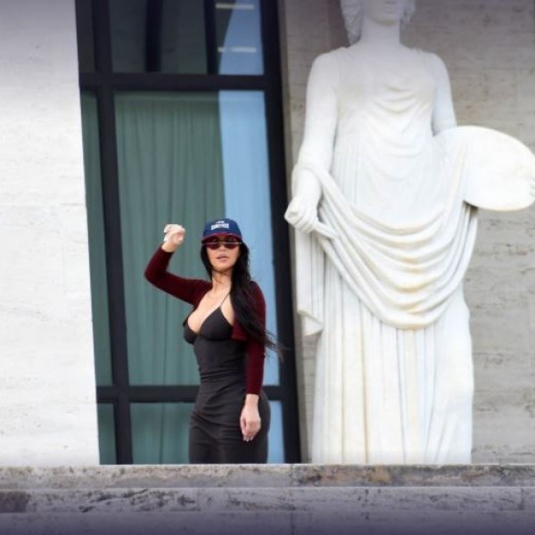 Ким Кардашијан направи „бум“ во Италија: Вакви модни комбинации може да износи само таа