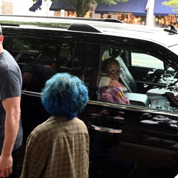 Бен Анфлек ја тешеше ќерката на Џеј Ло, додека латино дивата уживаше во автомобилот