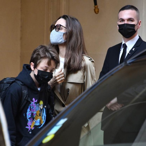 Анџелина Џоли со децата отпатува во Париз: Повторно сите очи беа вперени во Џон