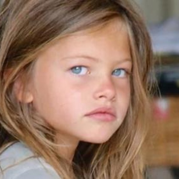 Најубавото девојче на светот порасна: Со фотките од плажа ги украде воздишките на сите