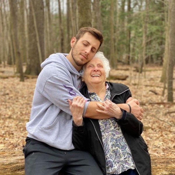 Баба (95) и нејзиниот внук се вистинска Интернет сензација со милиони следбеници: Семејството беше во шок поради видеата