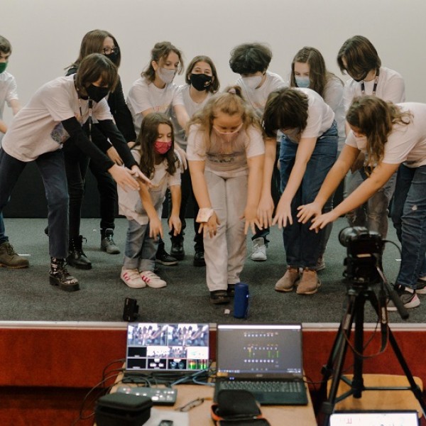 Рускиот „На работ“ и канадскиот „Врева“ – најдобри според средношколците на „Џифони Македонија“