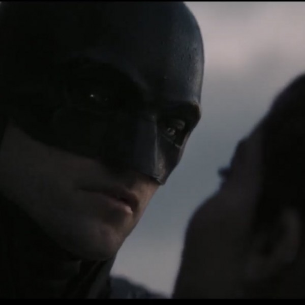 Поради улогата во Бетмен, Роберт Патинсон потполно се транформираше: Во новиот трејлер сите гледаат во Зои Кравиц