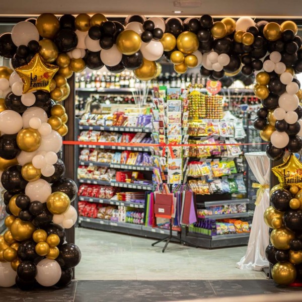 La Familia, Liquor & Gift Shop во East Gate Mall: Брендот ја отвори својата трета по ред продавница
