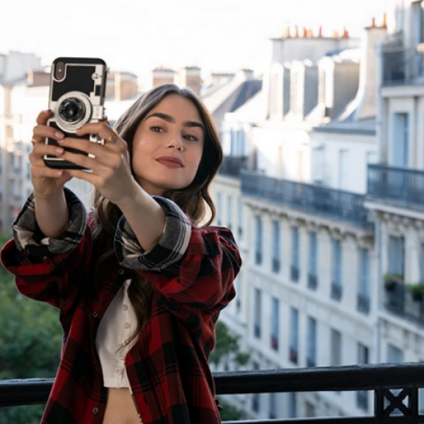 Сите повторно ја исмеваат серијата „Emily in Paris“: Една девојка на ТикТок стана вистинска ѕвезда