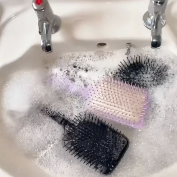 Видео кое запрепасти милиони жени: Никој никогаш не ги мие четките за коса, но јас ги ставив во топла вода и се згрозив од она што го видов